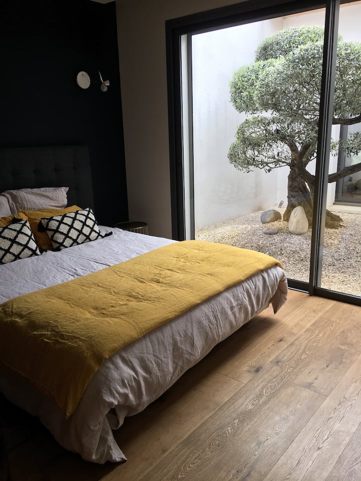 Master suite with patio view. It includes an adjoining bathroom (shower+bathtub), as well as a large dressing room. 160 x 200 bed.