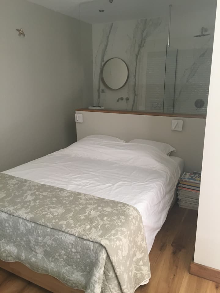 Bedroom of 16 m2 adjoining the house and with a separate entrance that locks. Ideal if some guests want to be independent.  It includes its bathroom (Italian shower +toilet) and dressing room.  Bed 160 x 200.  