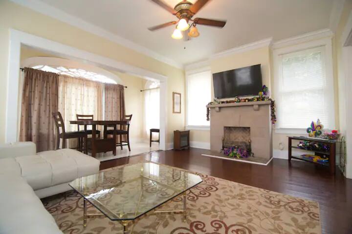 1 block to St Charles ave near French quarter