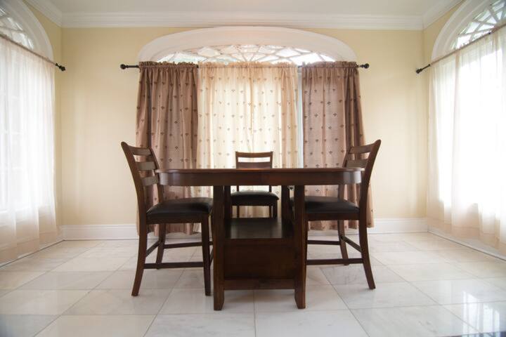 1 block to St Charles ave near French quarter gallery image 2