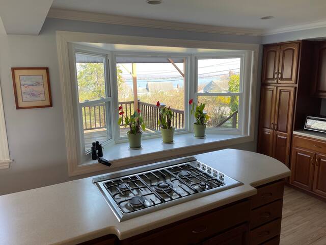 Coastal Living Waterview Home Minutes to Newport gallery image 5