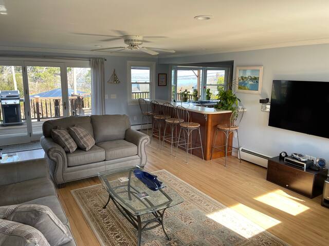 Coastal Living Waterview Home Minutes to Newport gallery image 4