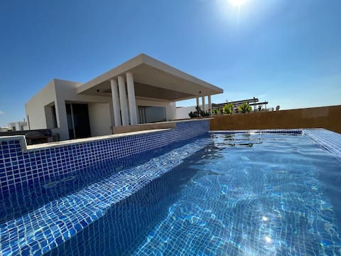 Cheerful 4-bedroom penthouse with pool at Seashell