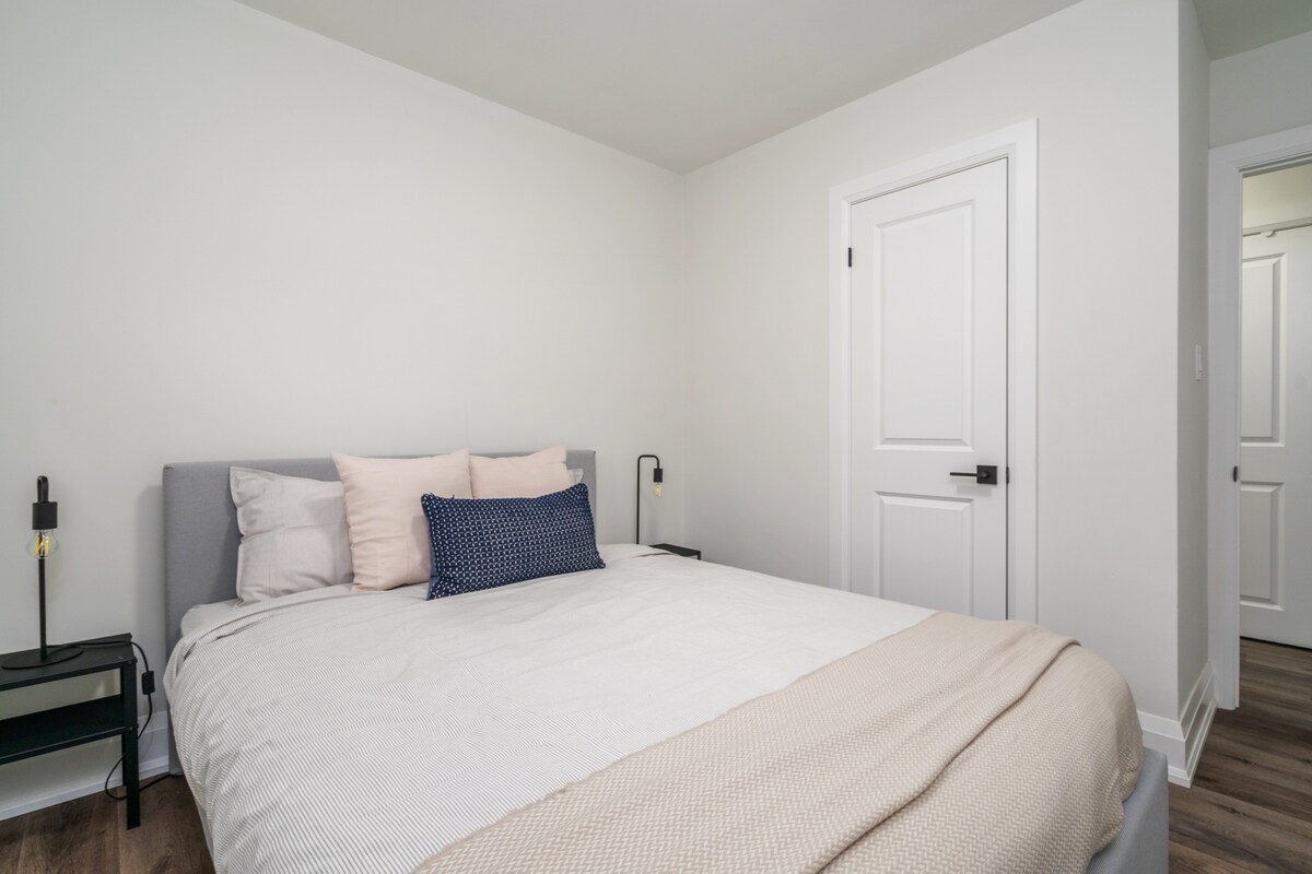 غرفة نوم فسيحة لطيفة بسرير كوين يتسع لنوم شخصين. 

مرتبة ميموري فوم مع وضع الراحة في الاعتبار

وسائد مريحة مع ملاءات جديدة

وسائد زخرفية ورمي

طاولة ومصابيح بجانب السرير