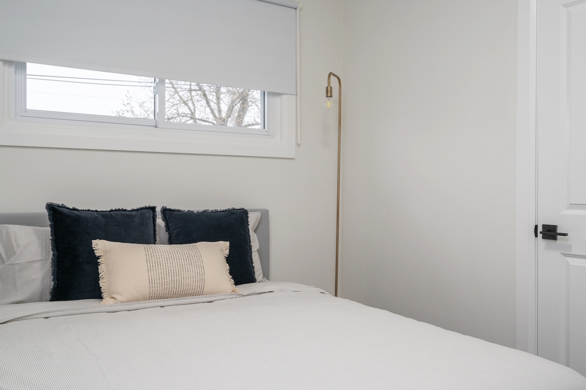 غرفة نوم مريحة مع طاولات جانبية وستائر

وسائد زخرفية ورمي

