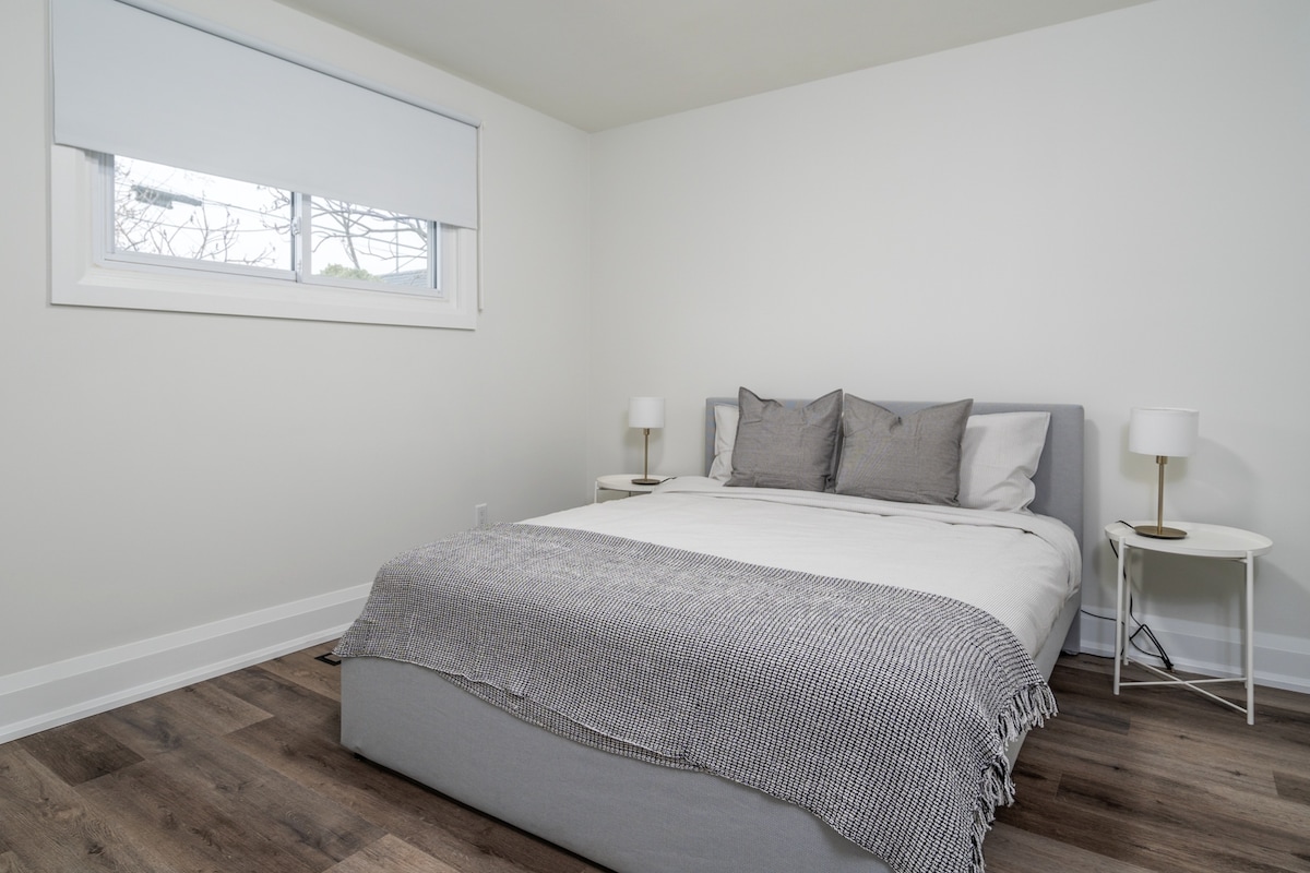 تدعوك أجواء غرفة النوم الهادئة للاسترخاء، مع سرير فخم يعد بنوم مريح في الليل.