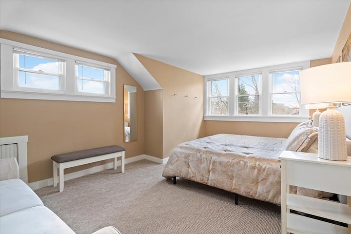 楼上宽敞的卧室，配有加大双人床和日式床垫