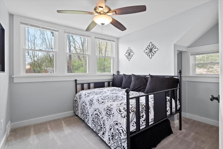 楼上另一间卧室的全尺寸矮床上有记忆泡沫床垫