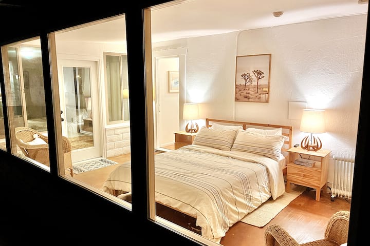 Sunroom with Queen bed set