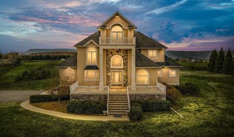 Golden Ridge Manor, 8 Acre, 8000 sqft home/hot tub