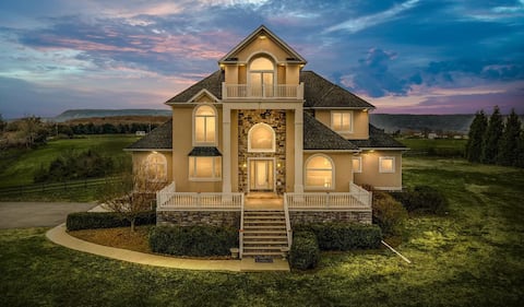Golden Ridge Manor, 8 Acre, 8000 sqft home/hot tub