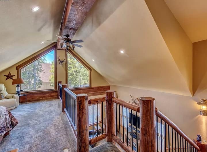 Sehemu ya pili ya "chumba cha kulala" iliyo wazi ya roshani yenye kitanda kamili, hakuna mlango wa faragha. 