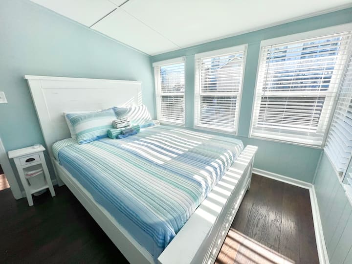 ห้องนอนควีนไซส์นอนผู้ใหญ่ 2 คนได้อย่างสะดวกสบาย! หน้าต่างทุกบานได้รับการดูแลด้วยกระจกป้องกันความร้อนยูวีเพื่อให้คุณเพลิดเพลินไปกับแสงแดด (หรือปิดมู่ลี่สำหรับความมืดของห้อง) โดยไม่ต้องใช้ความร้อนที่รุนแรง :-) 