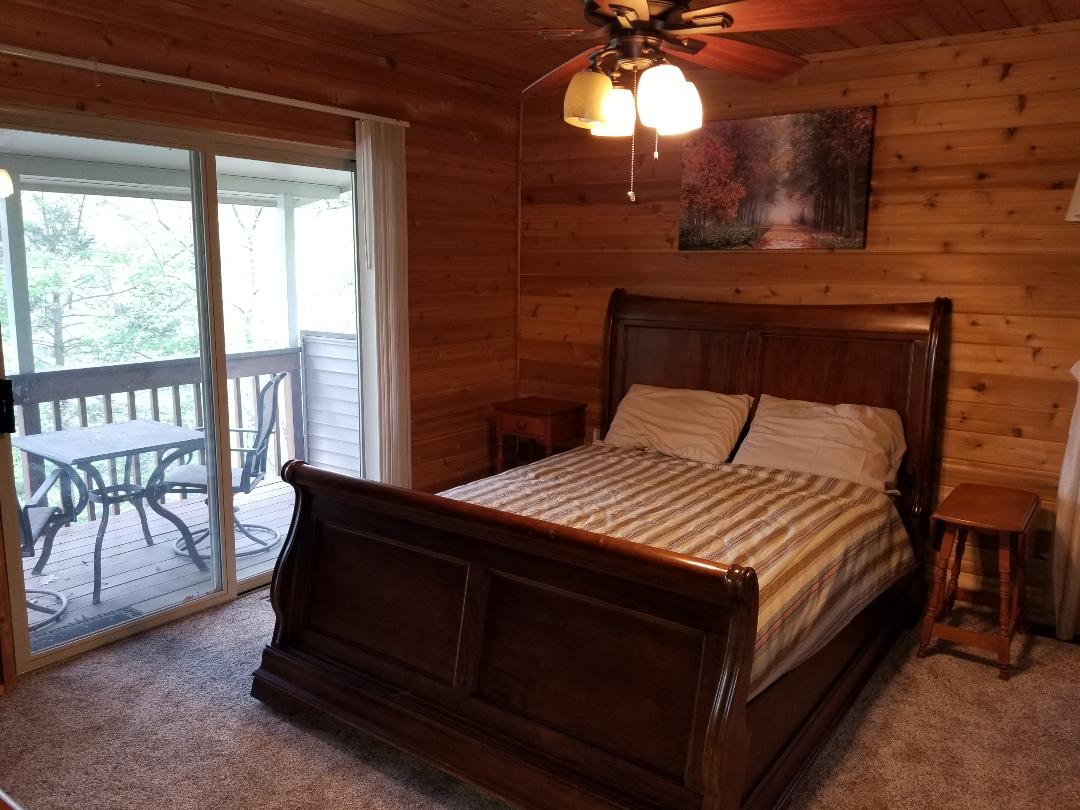 Druhá spálňa na treťom poschodí s manželskou posteľou Queen a  súkromnou terasou.