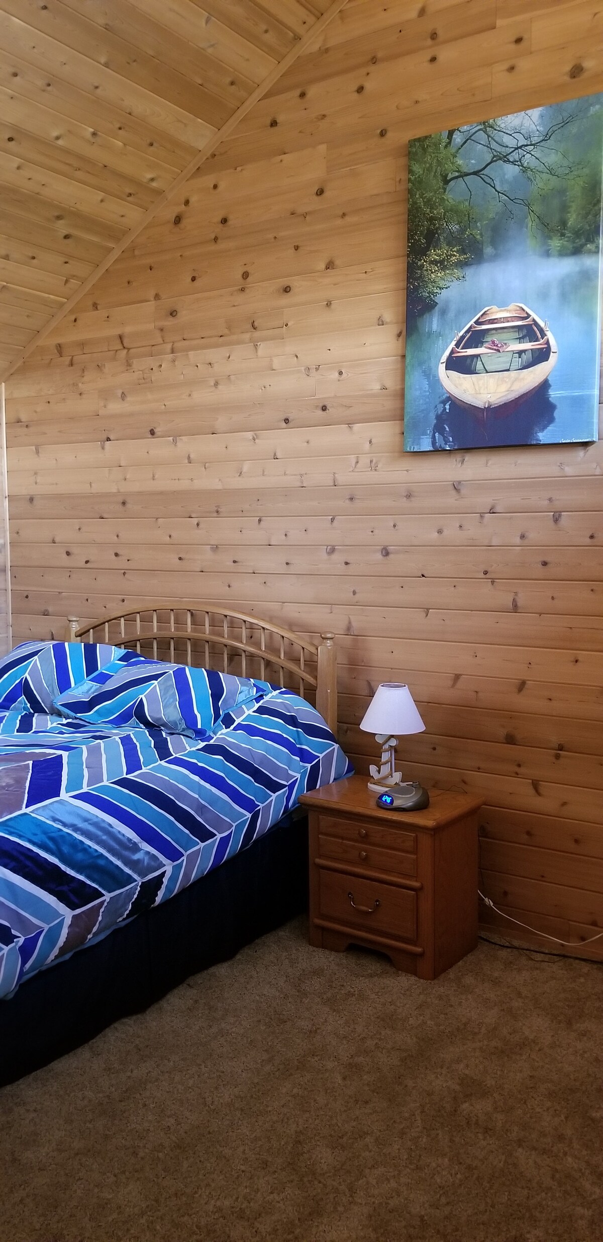 Spálňa na treťom poschodí s manželskou posteľou Queen a pohovkou s manželskou posteľou