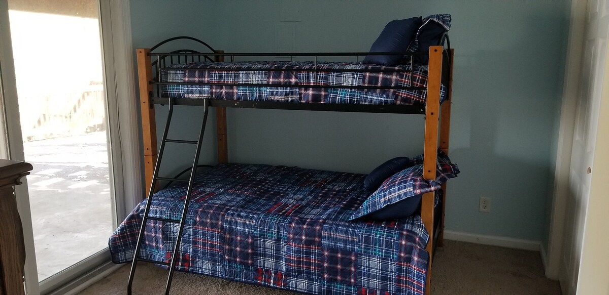 Spálňa na prvom poschodí s poschodovými posteľami.