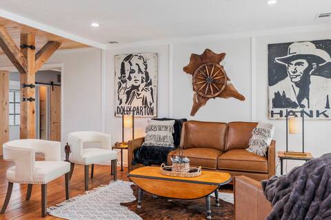 Farm Chic Retreat Sleeps 8+ Best in Johnson City!