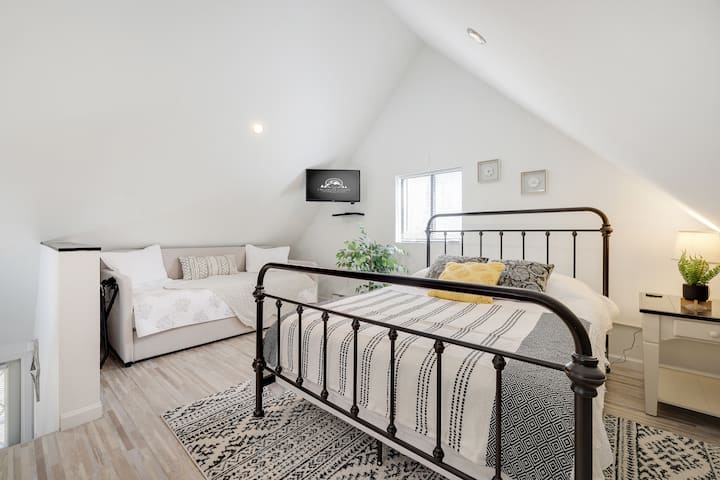 El dormitorio loft abierto ofrece un sofá cama adicional.