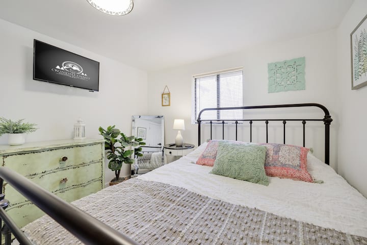 ¿Te gustaría ver la televisión antes de quedarte dormido? Te tenemos cubierto.