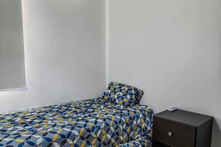Izba 2. Má jednolôžko, nočný stolík, klimatizáciu a šatníkový nábytok.