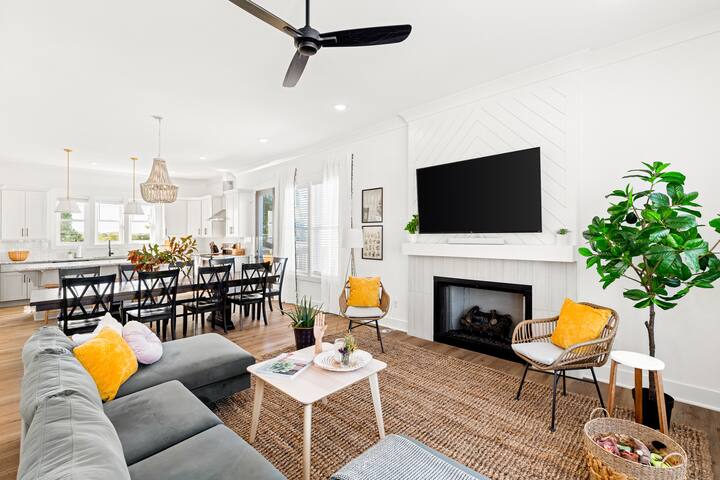 Skyline Rooftop, Hot Tub, Games, Have Fun-Do Good!