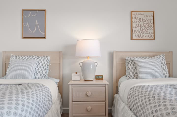 2e chambre avec deux lits jumeaux et salle de bain complète attenante.