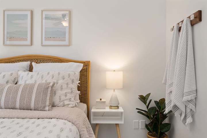 Chambre principale avec salle de bain complète attenante.