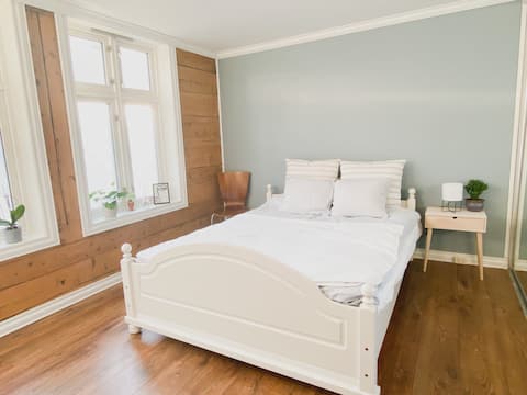 Cosy authentic apartment, only
60m from Bryggen!