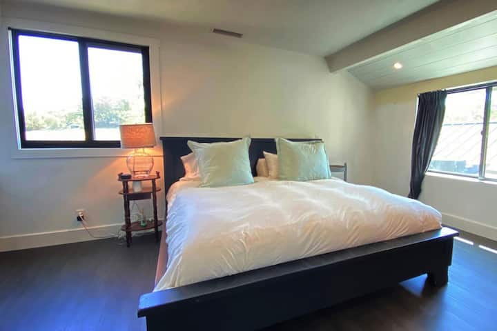 ห้องนอนพร้อมห้องน้ำในตัวชั้นบน 