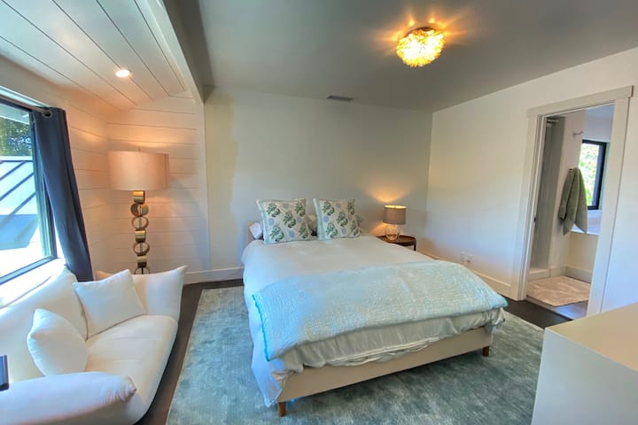 ห้องสวีทชั้นบนมีห้องนอนควีนไซส์ 