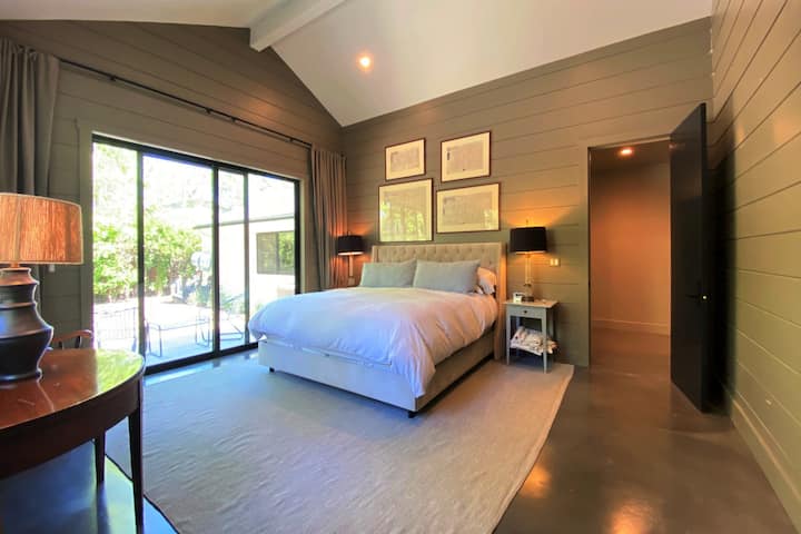 ห้องสวีทห้องนอนคิงไซส์สำหรับผู้เข้าพักชั้นแรกพร้อมลานส่วนตัวแบบวอล์คเอาท์ 