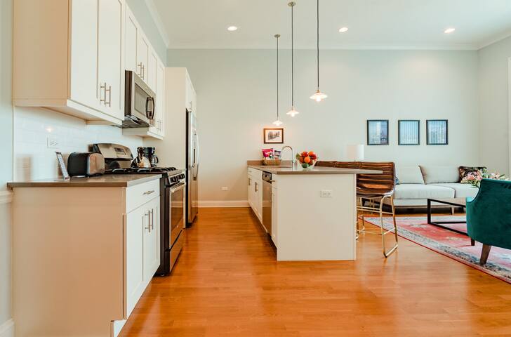 Vibrant Andersonville 2BR w/ in-unit laundry gallery image 5