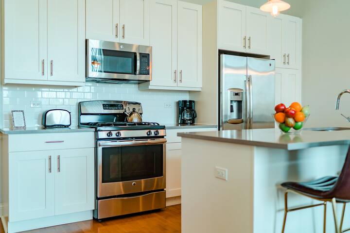 Vibrant Andersonville 2BR w/ in-unit laundry gallery image 4