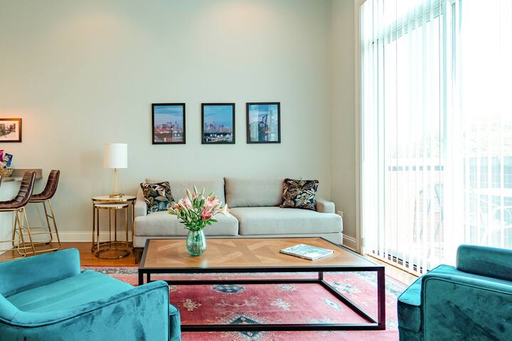 Vibrant Andersonville 2BR w/ in-unit laundry gallery image 3
