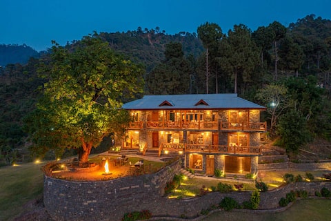 4BR Mountain Mirage W/Spa, Bonfire@ Kasauli