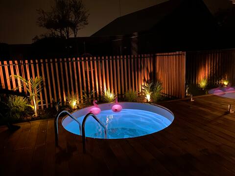Great for large families - pool, spa, games room!