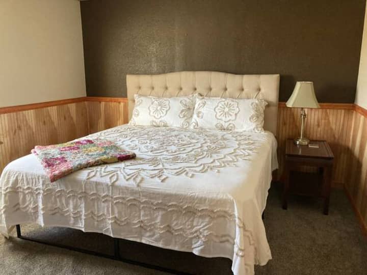 Нашата голяма родителска спалня, на 
1 - ви етаж, с нов, удобен 
голямо двойно легло.