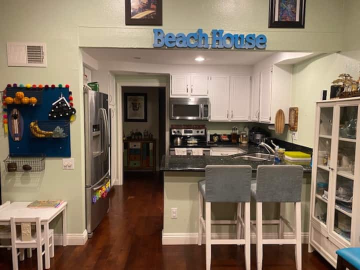 Private Room In Family Home. Great Location - Long Beach, CA