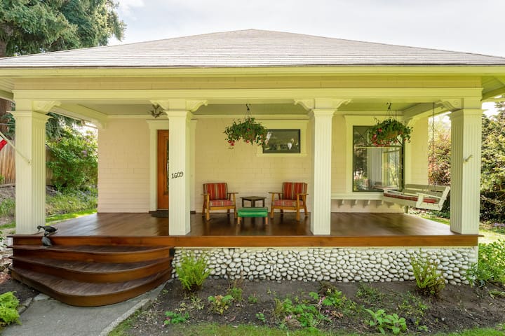 Mint Julep – Southern hospitality in Seattle