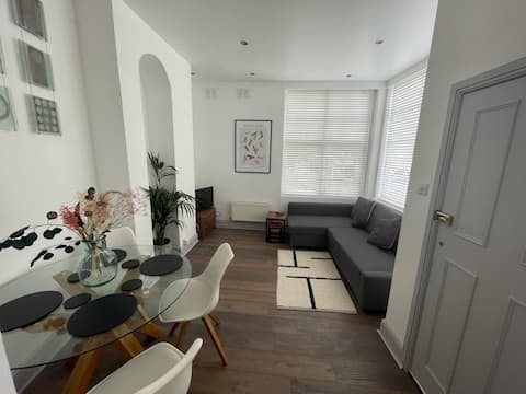 Top Airbnb: 1 bed Trinity Sq / Old town ground floor apt in Manston