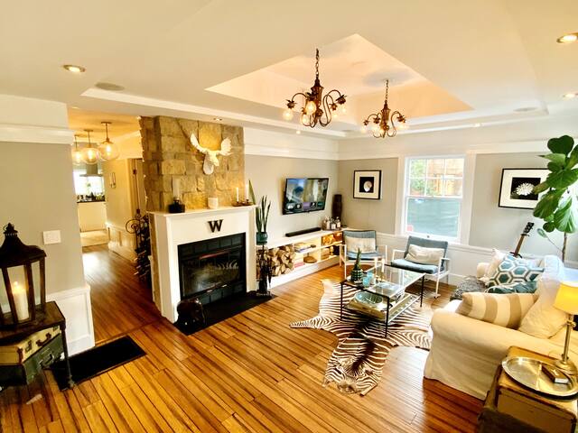 Mission style, w. Pool, Hot tub, walk to downtown gallery image 3