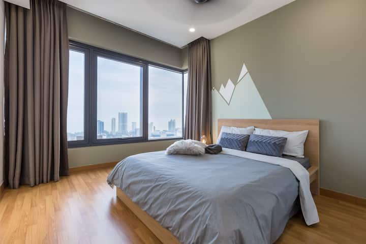 Მთავარი საძინებელი მყუდრო ორადგილიანი საწოლით.