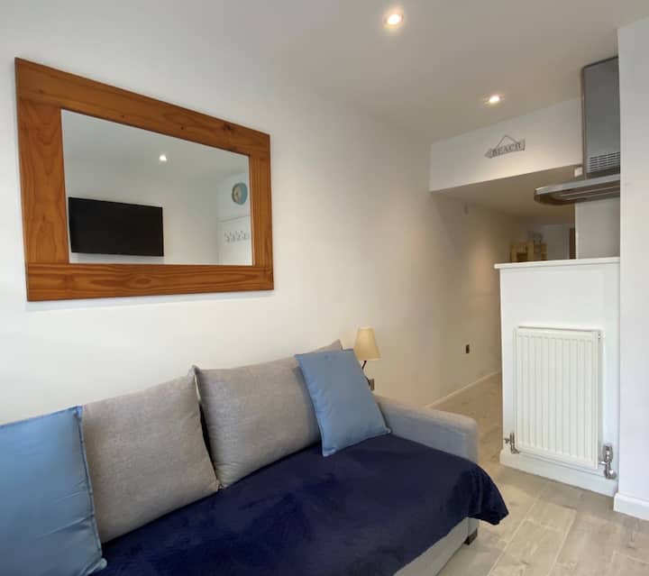 Კომფორტული, გათბობით აღჭურვილი შეზლონგი ორადგილიანი საწოლით და 42-დუიმიანი სმარტ-ტელევიზორით, რომელიც დაკავშირებულია ადგილობრივ Wi-Fi სიგნალთან.