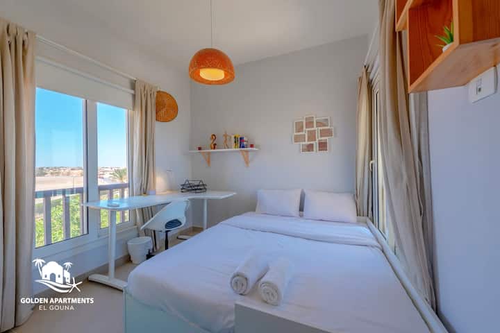La cama del segundo dormitorio se extiende a tamaño queen