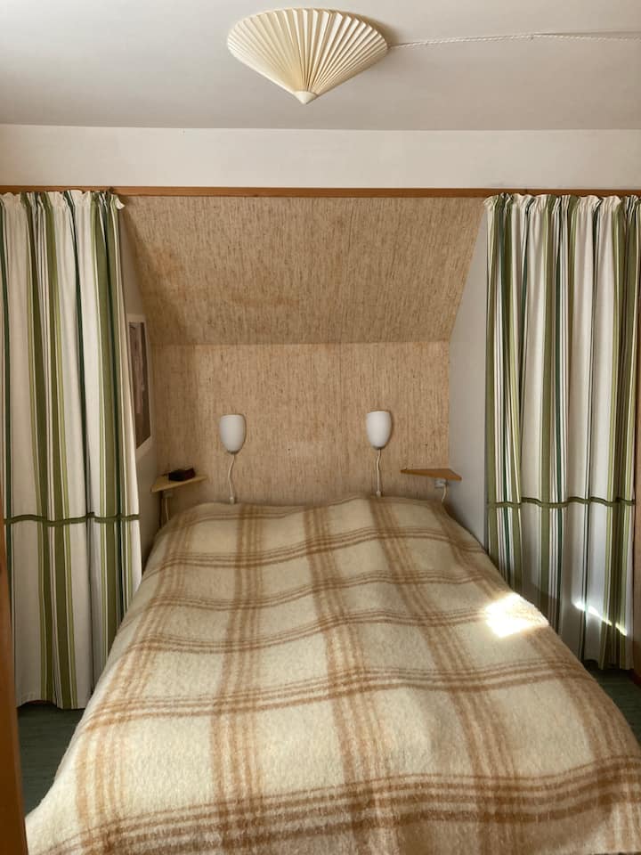 غرفة نوم بسرير مزدوج