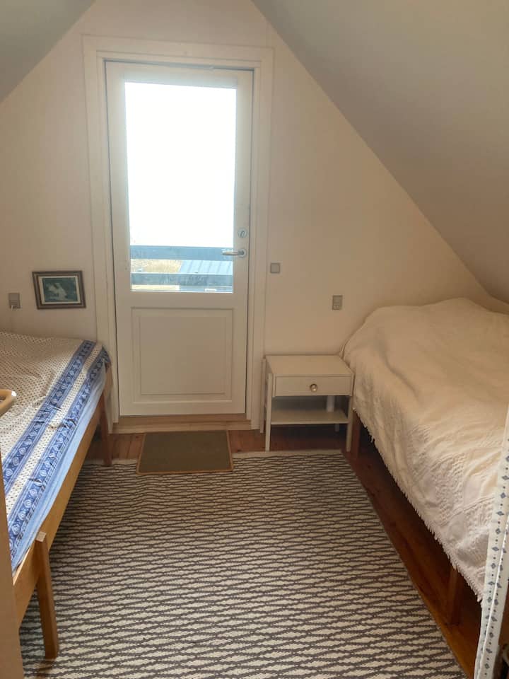 غرفة نوم بسريرين مفردين