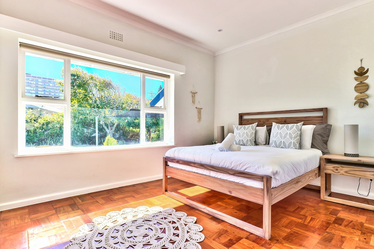 Dormitorio con mucha luz solar y decoración de madera 