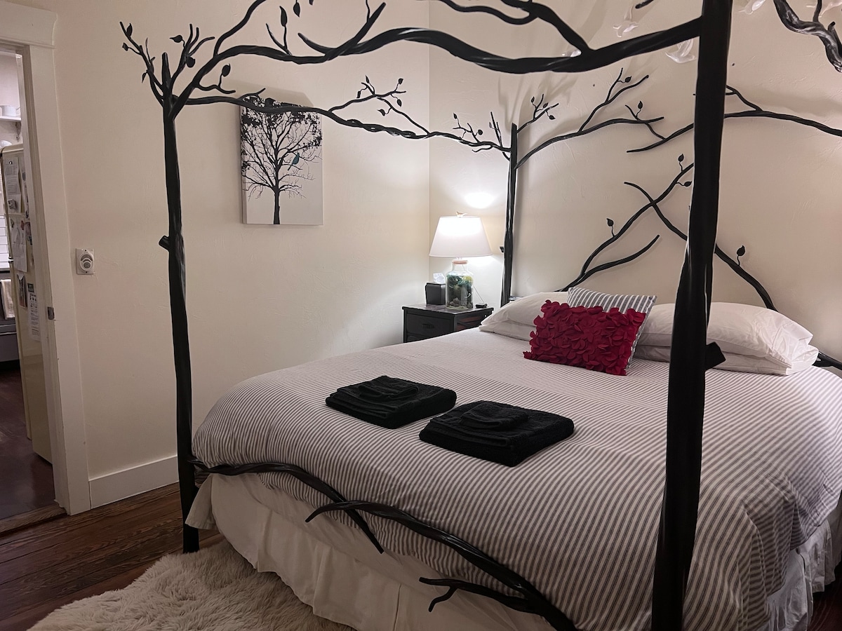 Chumba cha kulala cha sakafu ya mbao ngumu kilicho na kitanda cha "msitu" wa Cal King kutoka Anbnbpologie