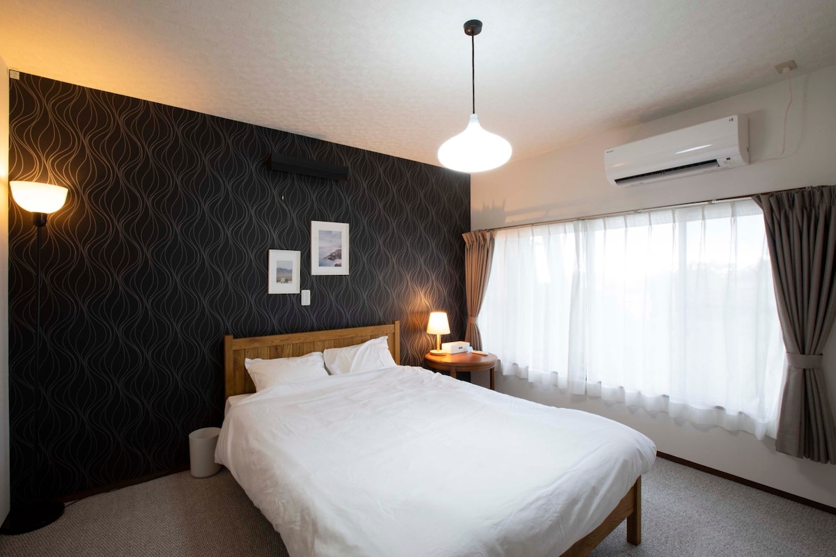 1階ベッドルーム：こだわりの寝具でゆっくりとお休みください。