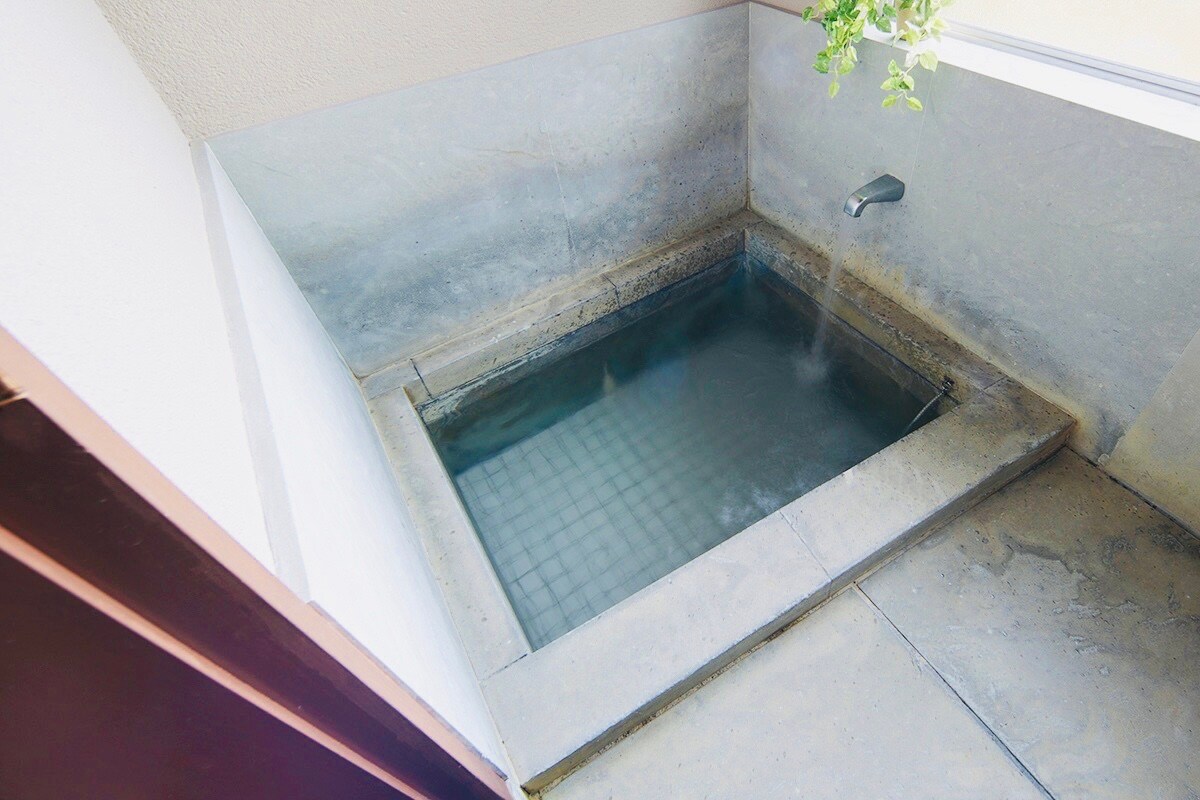 内風呂：レトロな石とタイルのお風呂です。